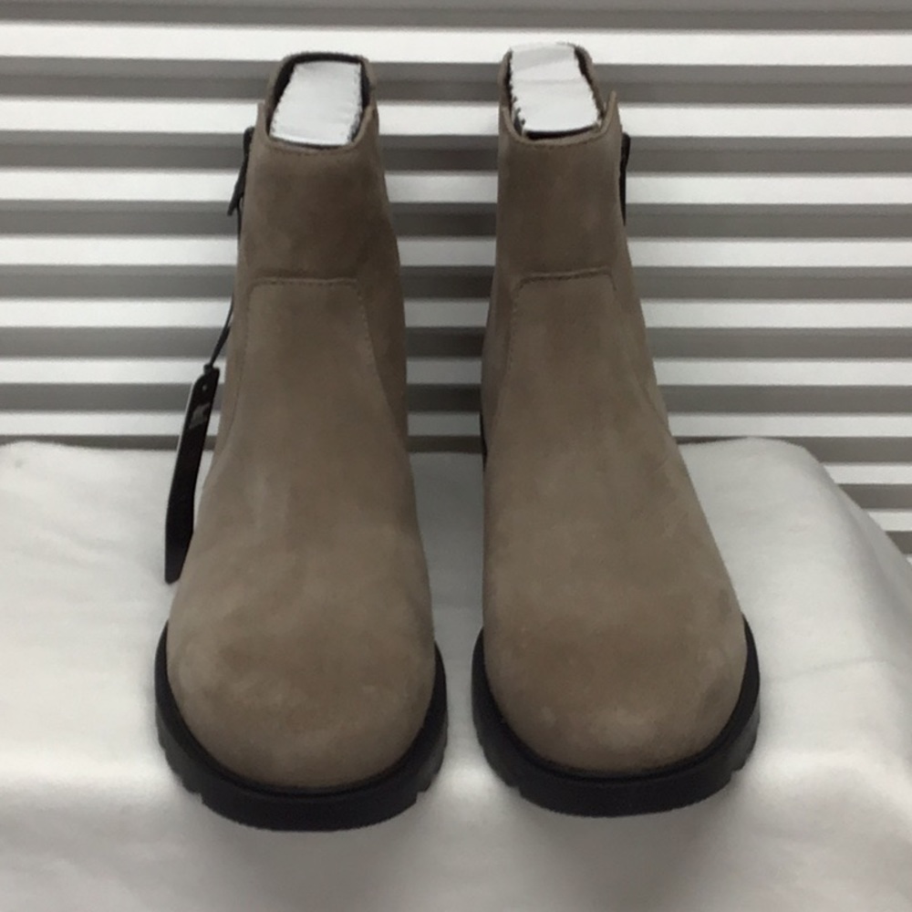 Sorel Emelie II tan/khaki suede zip bootie size 9